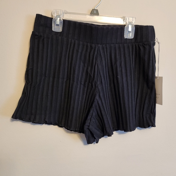 a new day Small Black Pleated Ribbed Shorts NWT - Picture 1 of 7